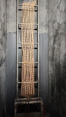 Phòng thí nghiệm thử nghiệm thực hiện thử nghiệm khả năng chống cháy lan theo phương thẳng đứng trên thiết bị thử nghiệm dây dẫn