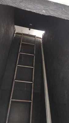 Phòng thí nghiệm thử nghiệm thực hiện thử nghiệm khả năng chống cháy lan theo phương thẳng đứng trên thiết bị thử nghiệm dây dẫn